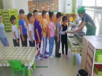 幼儿园大班一日生活流程午餐环节  张立微